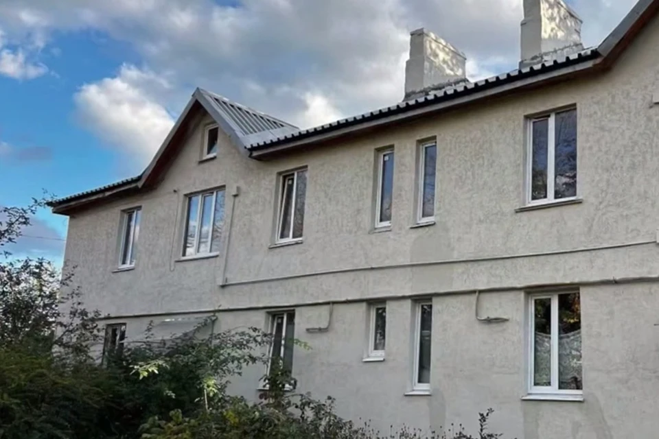 В Мариуполе продолжается ремонт дома на улице Менделеева. Фото: РКС-НР