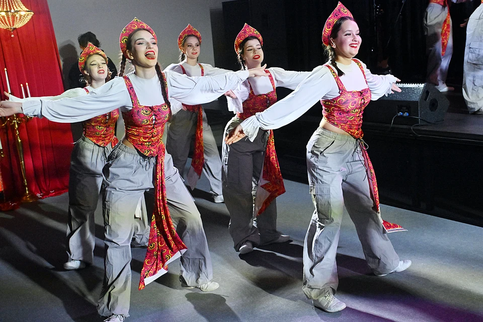 После официальной части гостей ждал шоу-концерт, а затем началась работа творческих площадок