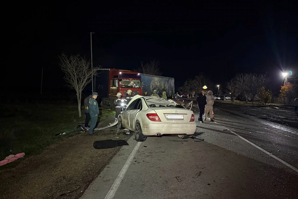 В аварии также пострадали водитель и пассажир легковушки. Фото: пресс-служба МВД по РК