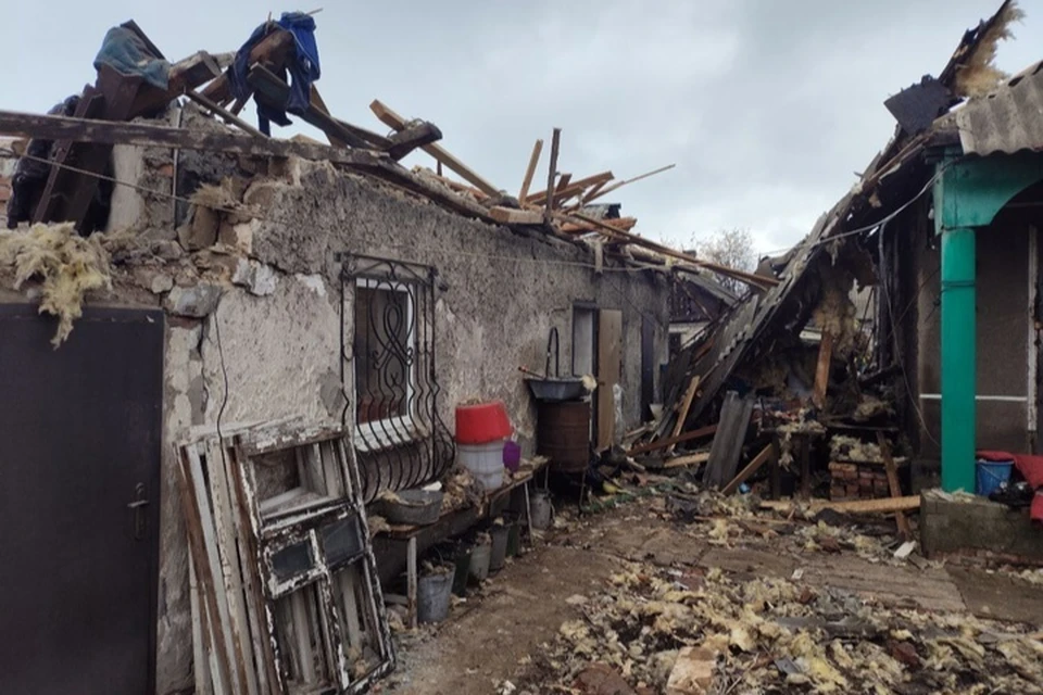Дрон ВСУ атаковал жилой дом в Первомайске, пострадала семья пенсионеров. ФОТО: АГ ЛНР