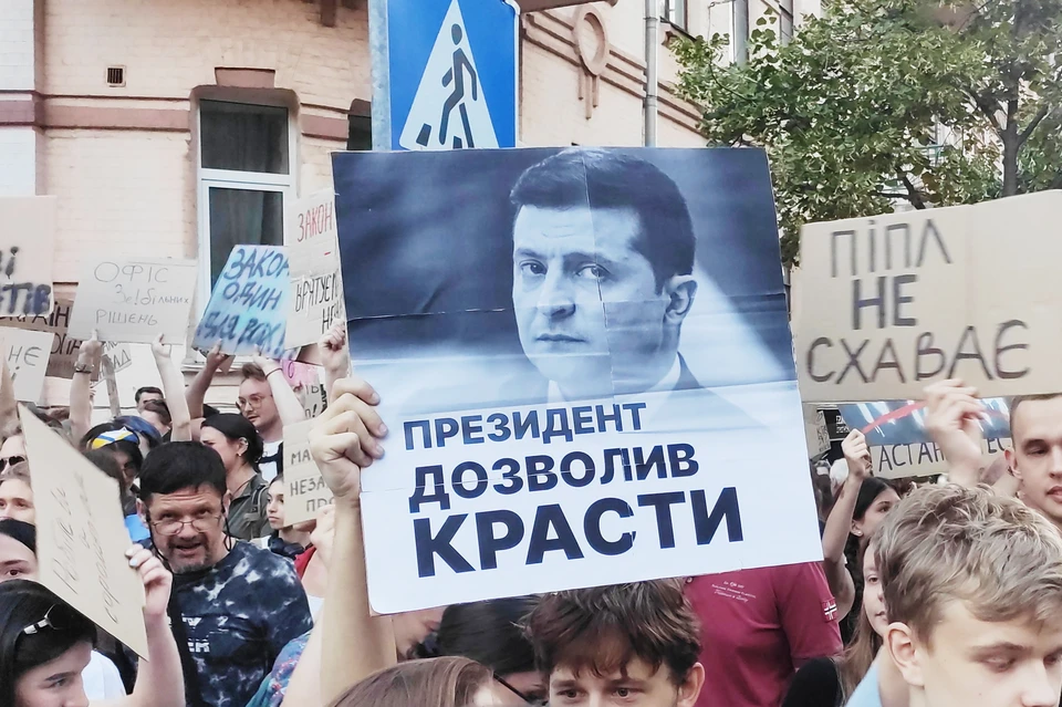 Обвинили Россию в собственной коррупции: в Киеве не выдерживают тест на IQ, комментируя расследование НАБУ. Фото: EPA.