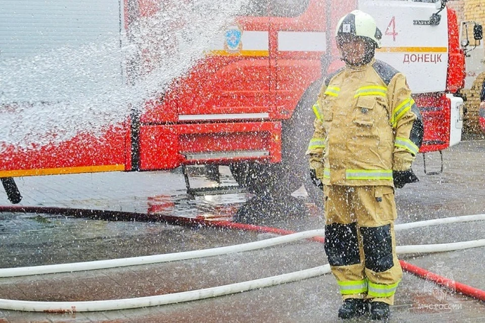 В Донецке проводили на пенсию начальника пожарной части с 40-летним стажем. Фото: МЧС России по ДНР