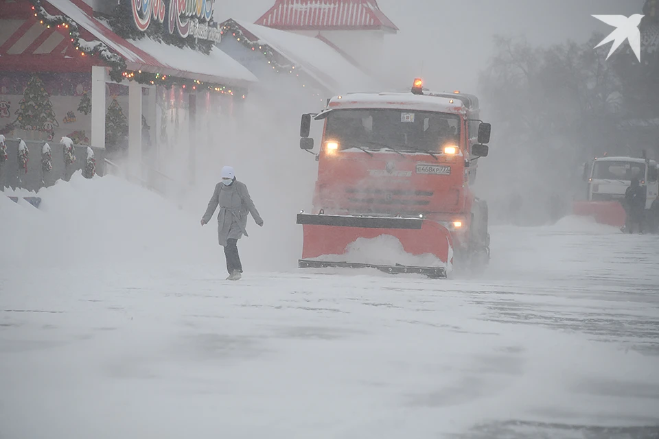 Специалисты выясняют причину аварий и готовятся доставить резервные источники питания.