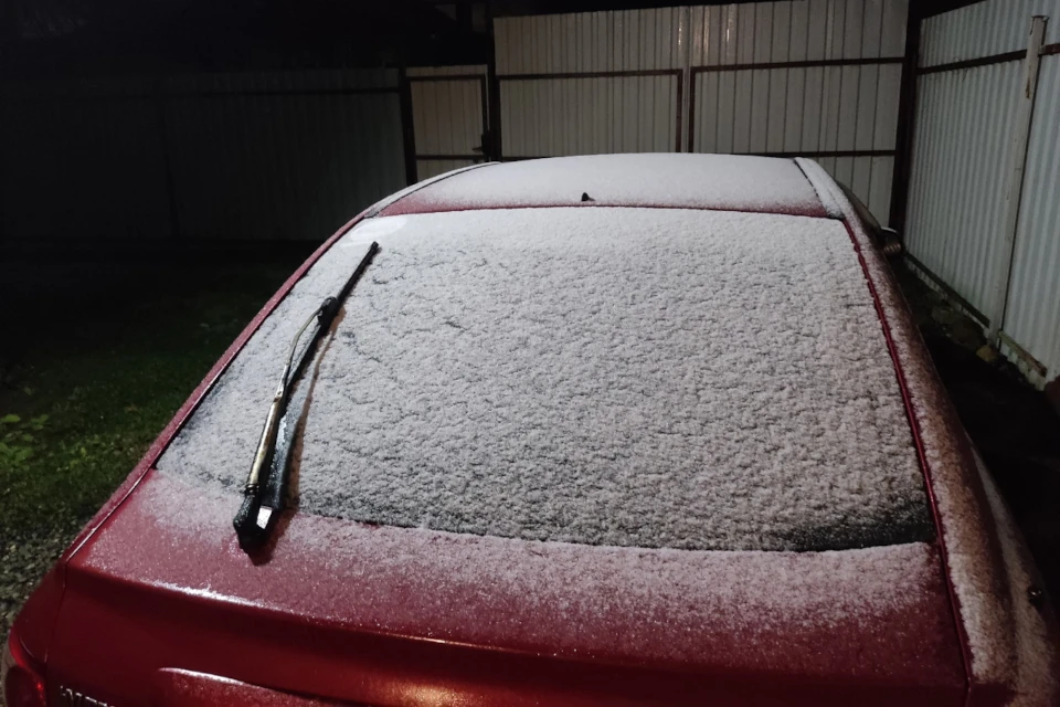 В Твери ночью выпал первый снег, который ещё не ляжет.