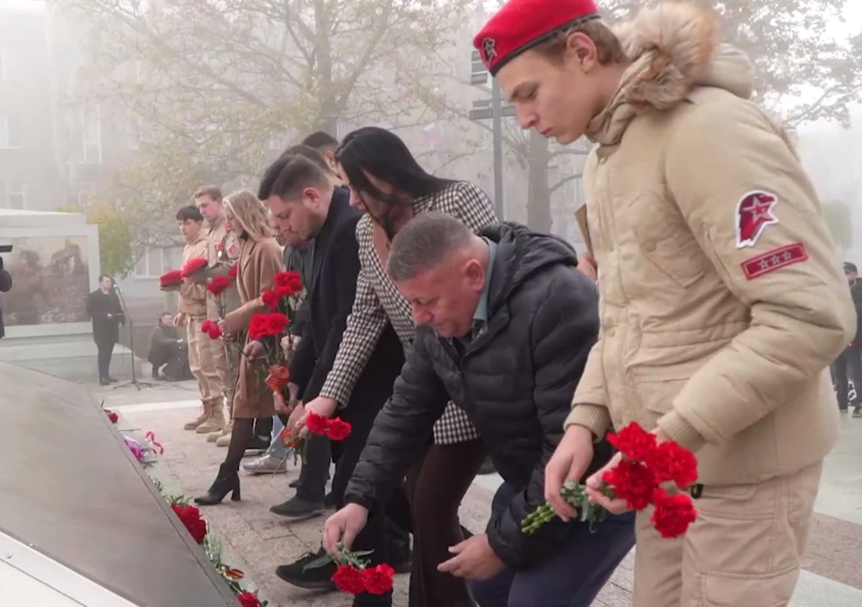 Цветы возложили у мемориальной стелы