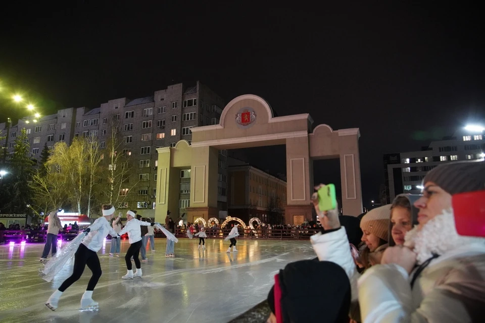 Рассказываем, как прошло открытие, как будет работать каток и сколько стоит билет