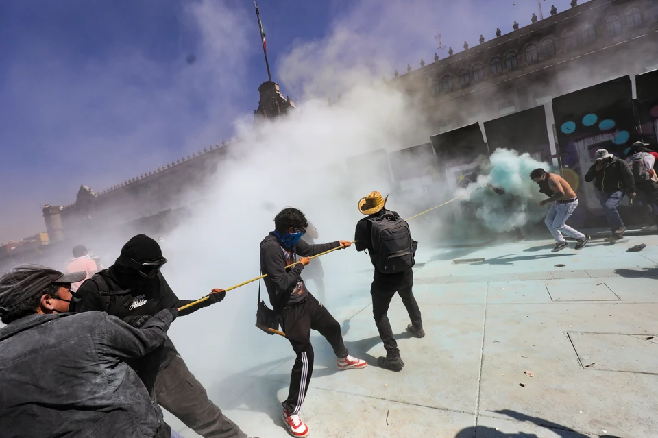 Более 100 полицейских пострадали при столкновениях с молодежью в Мехико
