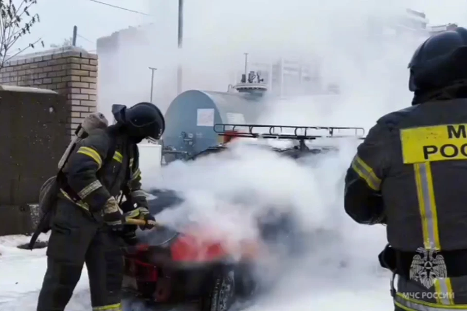 Житель Иркутска едва не сгорел в собственном автомобиле.