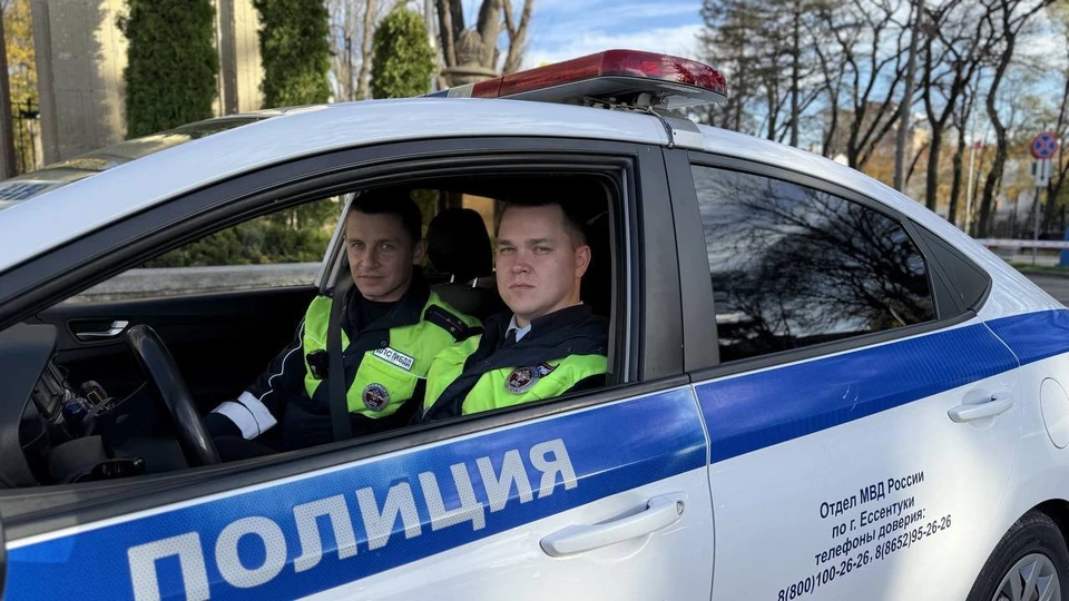 Сотрудники ДПС в Ессентуках помогли автомобилисту на дороге. Фото: полиция Ставрополья