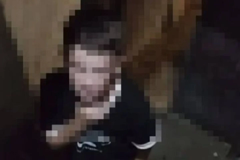 Ребенок на лестнице, ведущей в подвал. Фото: скриншот видео в соцсетях