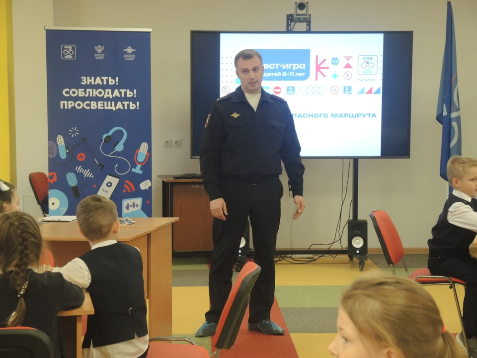 Подполковник Сергей Таранов обратился к детям с напутственным словом.