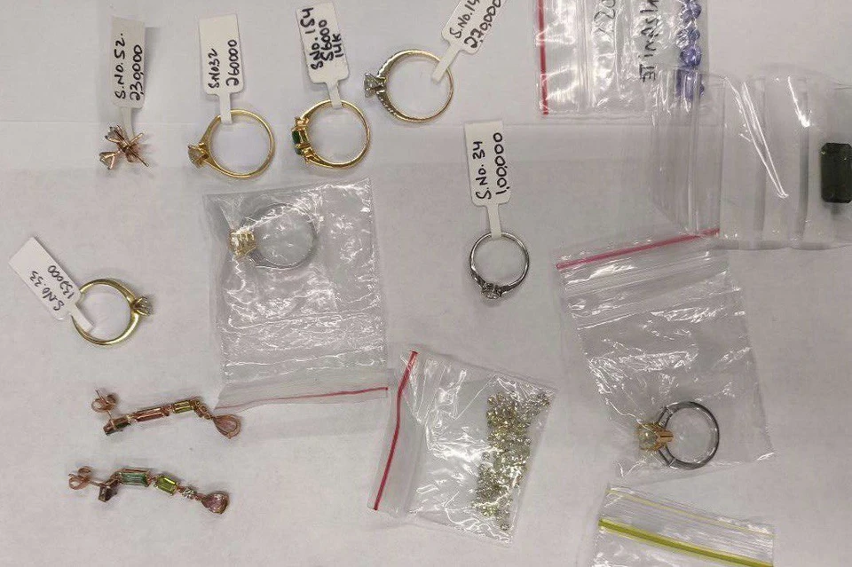 В Шереметьево таможенники нашли у иностранца ювелирные изделия на 9,4 млн рублей. Фото: пресс-служба ФТС