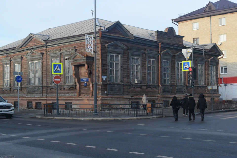 Это одноэтажное деревянное здание на кирпичном цоколе когда-то имело адрес Гостинодворная площадь, д. 7 Фото: Анна Горлач