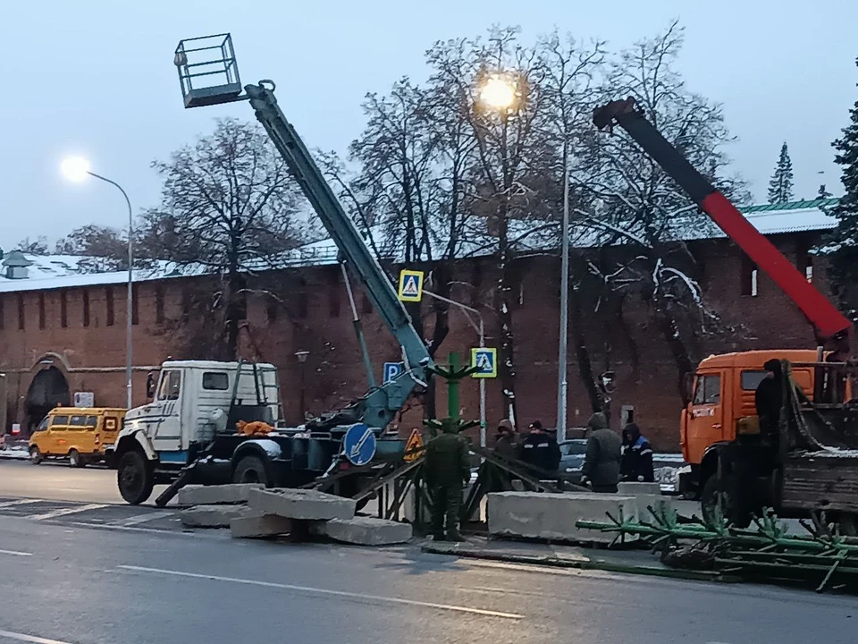 Главную елку начали устанавливать на площади Минина в Нижнем Новгороде