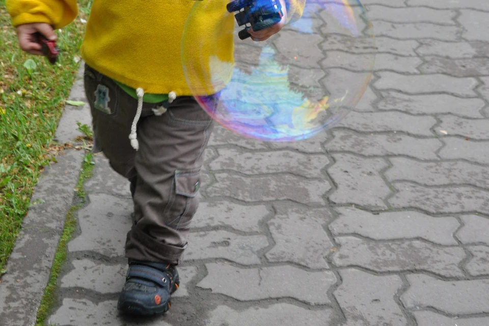 Во дворе кроха упал на место, где, казалось бы, уже давно потух костер. Но под пеплом еще тлели угли.