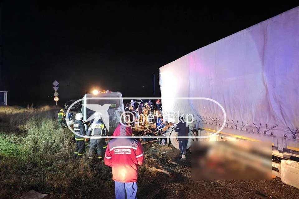 Удар был такой силы, что некоторые пассажиры вылетели из салона газельки и попали под колеса фуры. Фото предоставлено источником "КП-Пермь".