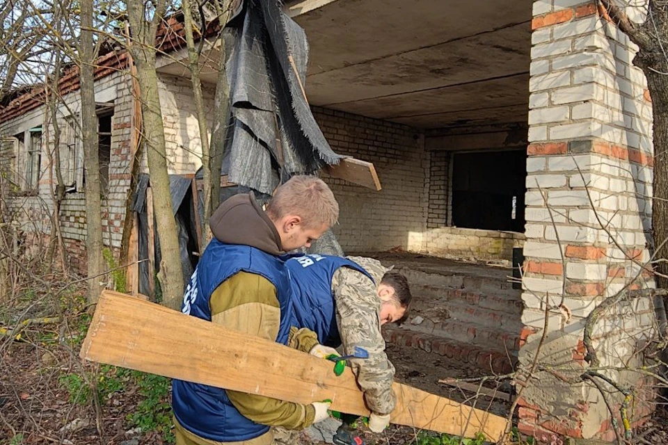 Наши волонтеры помогали ремонтировать дома и вывозить мусор Фото: пресс-служба Игоря Кастюкевича