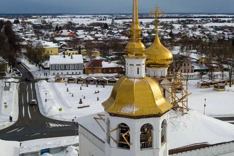 Старинные памятники и сказочный мир «Чародеев»: едем в зимний Суздаль