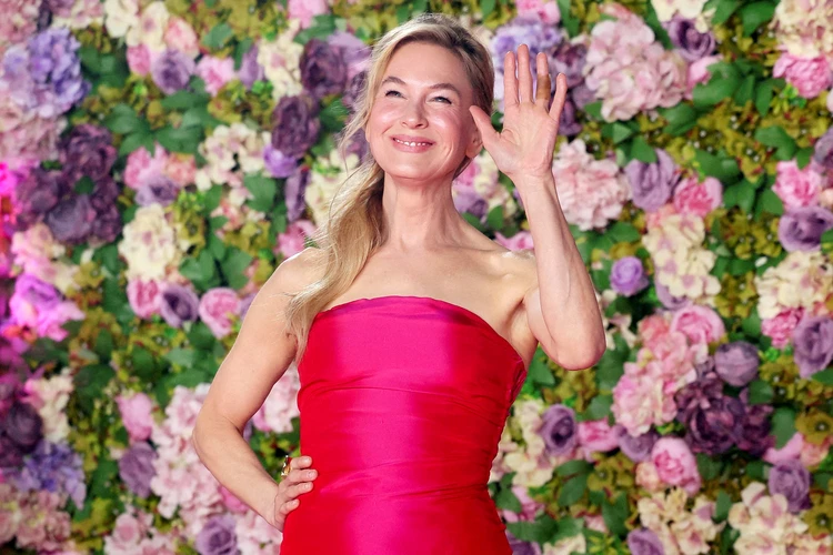 Мятая мини-юбка и дневник с ручкой: в Лондоне открыли памятник Бриджит Джонс