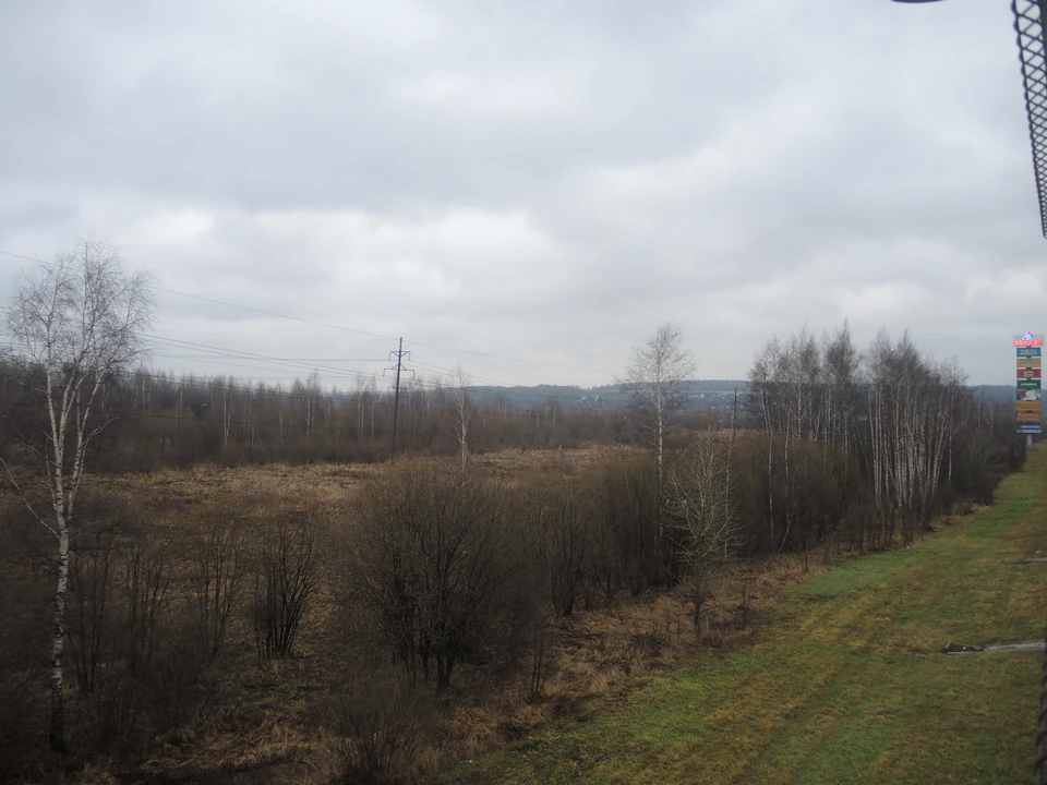 На заднем фоне видны дачи в Добром. А передний фон со временем займут медучреждения, пожарная часть и выезд на Пекинку.