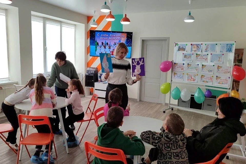 Дети из Мариуполя весело отметили день рождения Деда Мороза. Фото: АГО Мариуполь