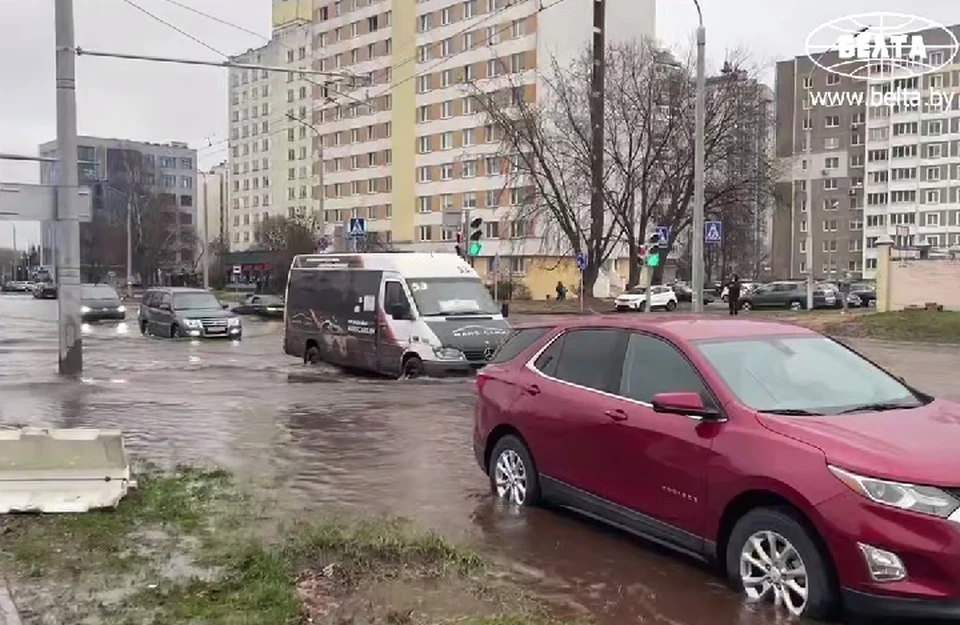 Движение в центре Минска остановилось из-за порыва трубопровода. Фото: стоп-кадр | видео БелТА.