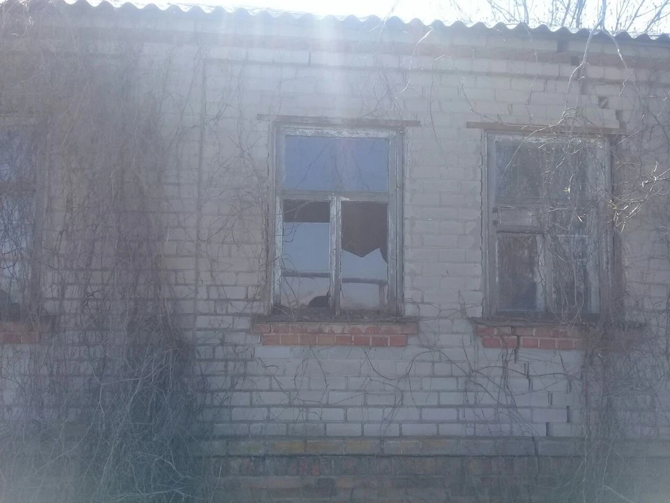 В селе Дорогощь повреждены окна и забор частного дома.