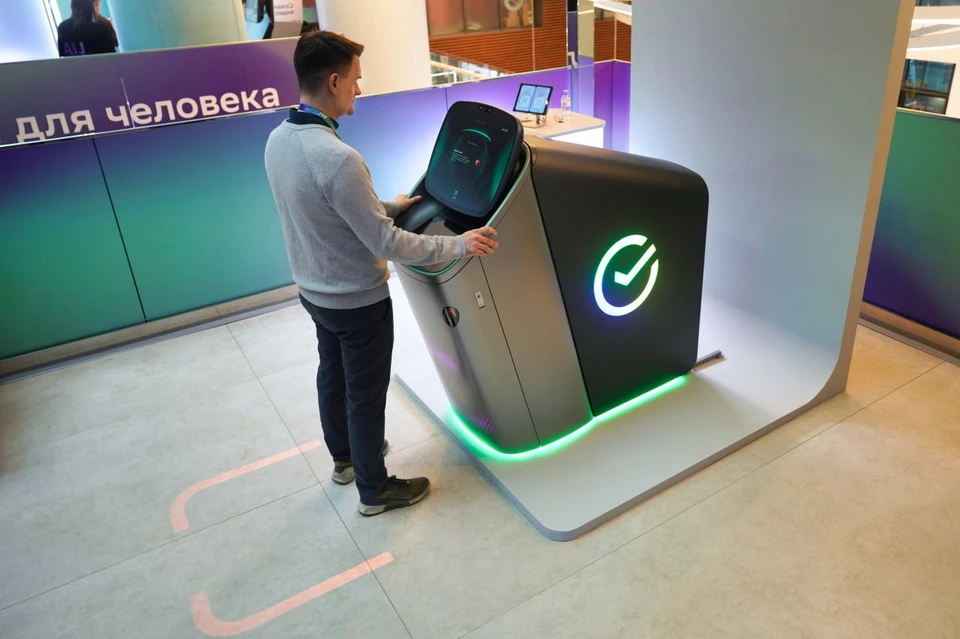 Сбер представил банкомат нового поколения на конференции AI Journey.