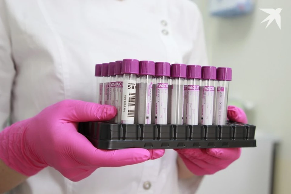 Белорусский врач сказала, на что указывают красные точки на груди и животе и мелкие «рисинки» на лице. Фото носит иллюстративный характер.