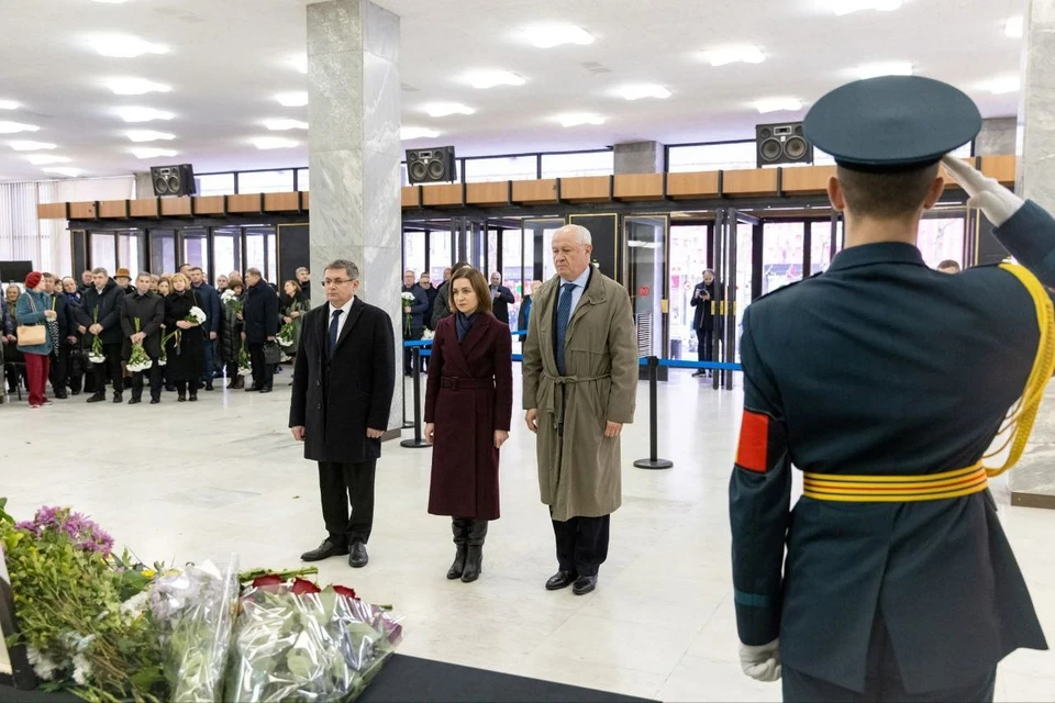 Майя Санду, Игорь Гросу и Александр Мунтяну в Бухарест не поехали, а простились с Илашку в Кишиневе. Фото: соцсети