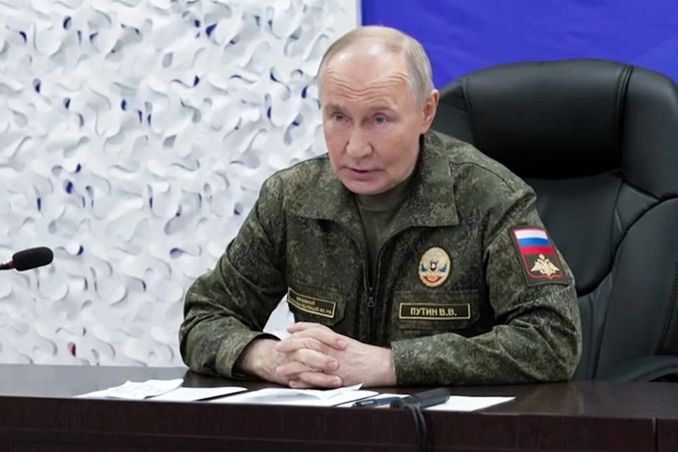 Владимир Путин прибыл на командный пункт группировки войск «Запад», чтобы заслушать о положении дел на фронте.