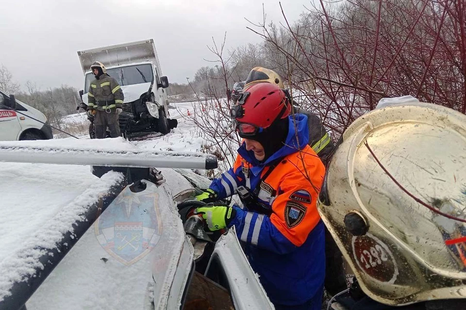 Пострадавших передали в руки медиков. Фото: Аварийно-спасательная служба Ленобласти