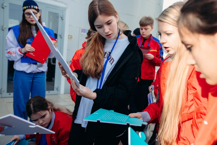 В школьных лагерях детей начали обучать фактчекингу и работе с искусственным интеллектом