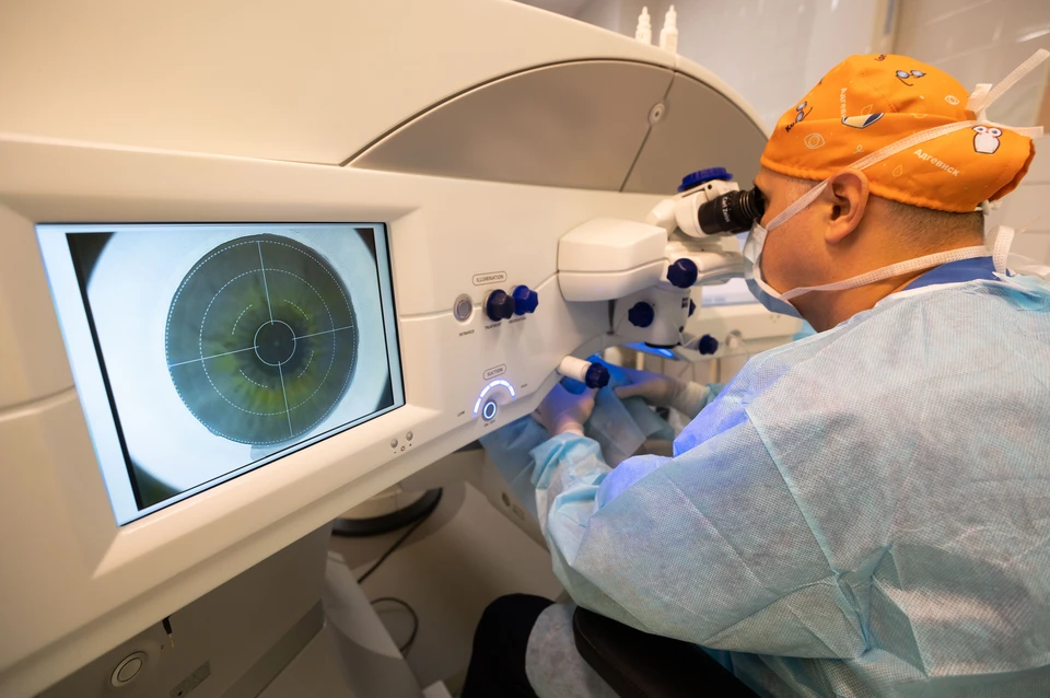 До недавнего времени спасти пациента могло только удаление глаза.