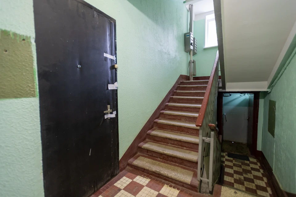 Незнакомец постучался в запертую дверь, и ему открыла маленькая девочка.