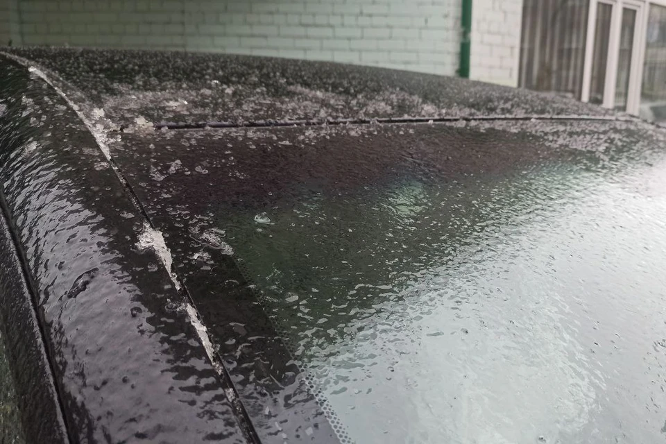 Машины превратились в ледяные скульптуры. Фото: читатель КП