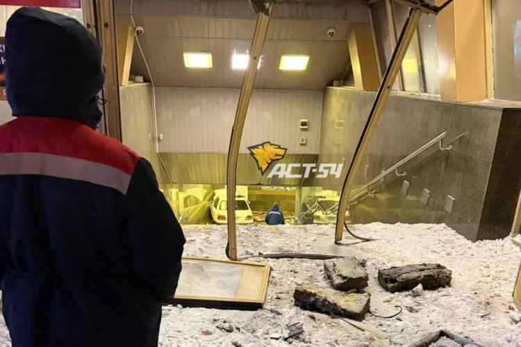 «Пробил двери и улетел внутрь»: иномарка влетела в вестибюль метро в Новосибирске