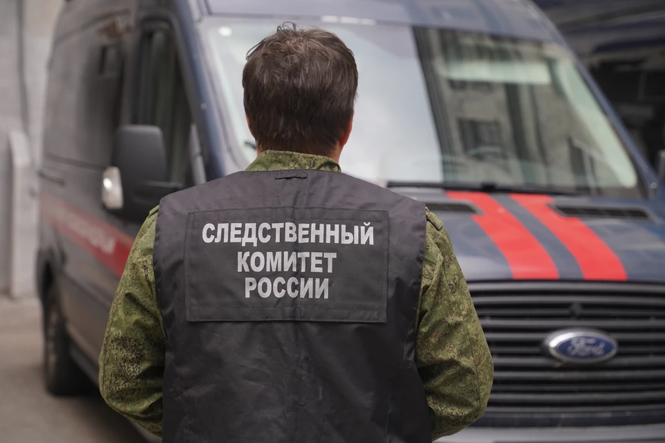 Мужчина расправился с девушкой во дворе дома.