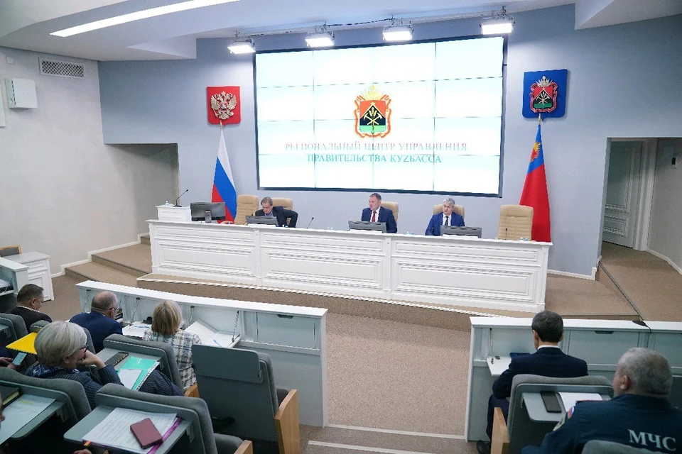 Для очистки дорог и тротуаров в Кузбассе задействовали дополнительную технику.