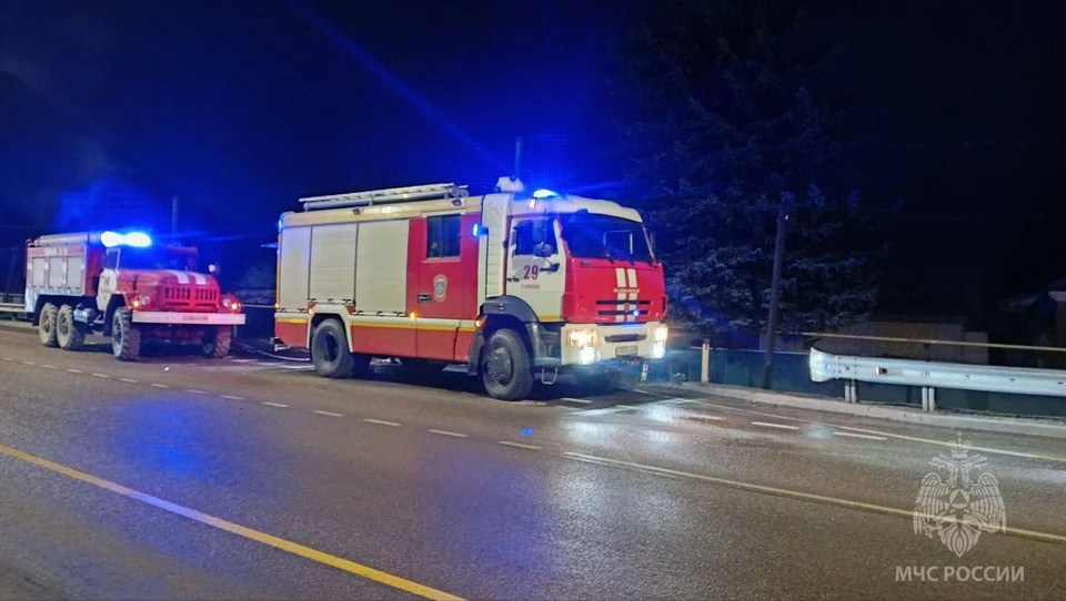 В результате происшествия сарай сгорел полностью, в доме и гараже повреждена внутренняя отделка.