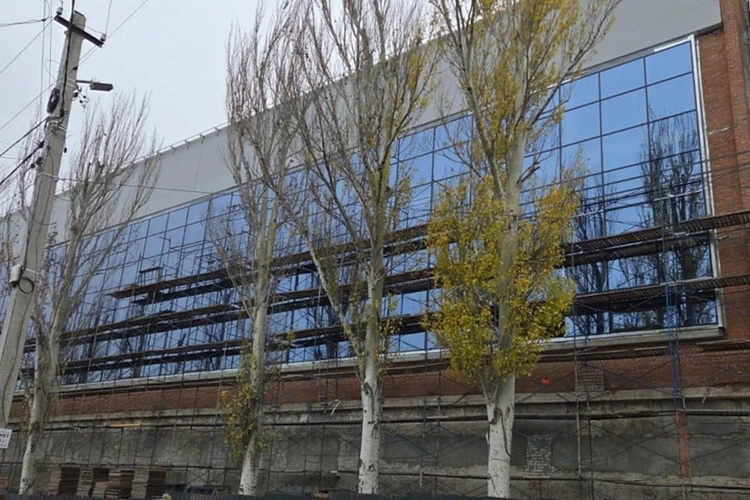 В Мариуполе строители из Петербурга продолжают восстанавливать бассейн «Нептун»