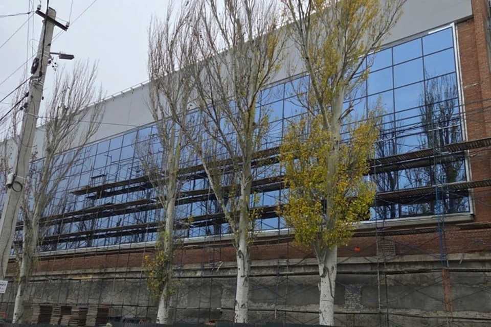 В Мариуполе строители из Петербурга продолжают восстанавливать бассейн «Нептун». Фото: Администрация Мариуполя