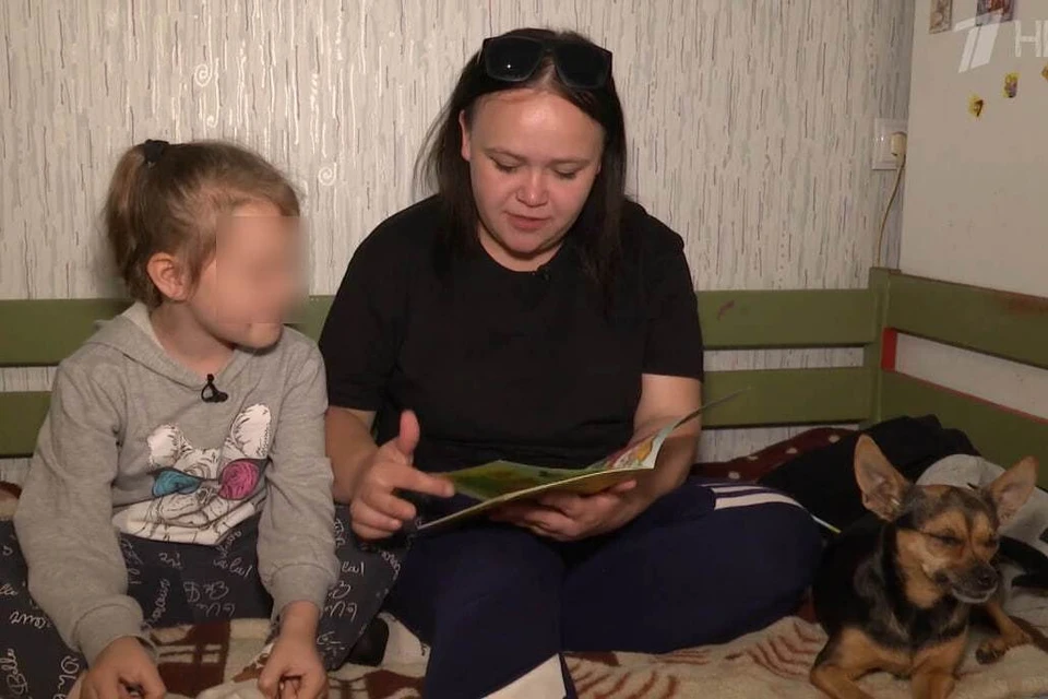 Дарья воспитывает двоюродную сестру уже год. Кадр с видео: шоу «Мужское/Женское» / 1tv.ru