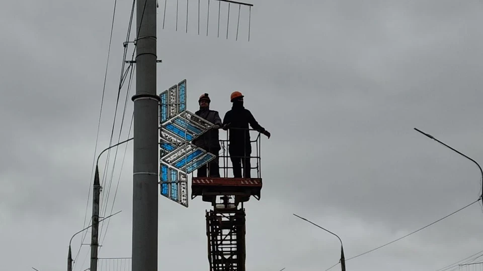 В городе монтируют новогоднюю иллюминацию