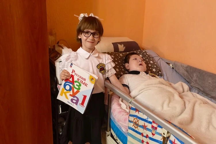 «Деформированы лицо и тело»: Как слепой и неизлечимо больной мальчик из «королевской двойни» борется за каждый вдох