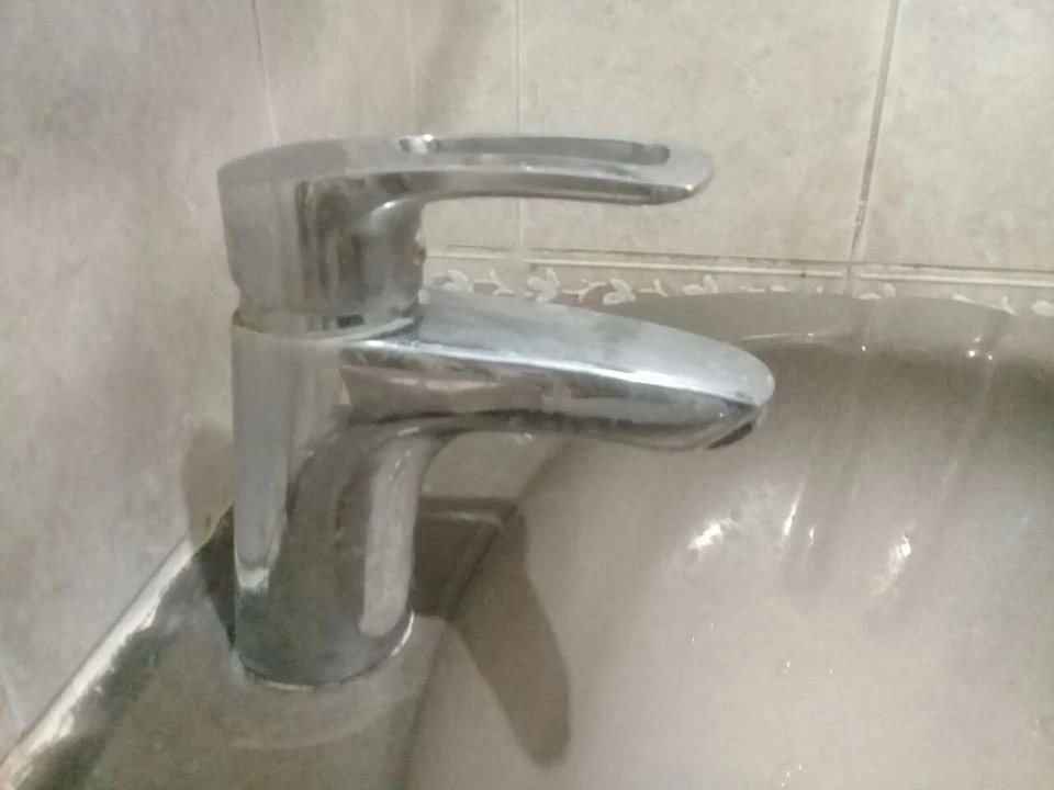 После отключения вода на некоторое время может изменить цвет.