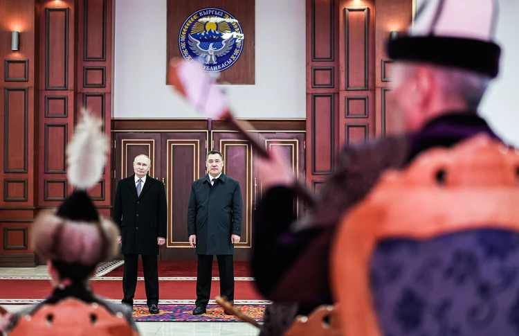 Путина встречали беркуты, всадники в латах и «Калинка-малинка»: впереди в Киргизии совет союзников и ответы про переговоры с США