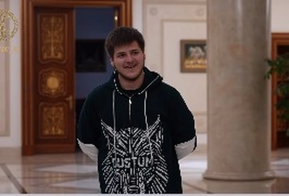 Адам Кадыров надел худи с волком из автоматов в день 18-летия. Фото: соцсети