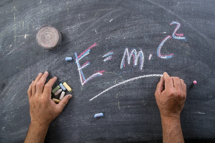 Формулу Эйнштейна придумали в России: раскрываем тайны обманчиво простого математического выражения Е=m*c2