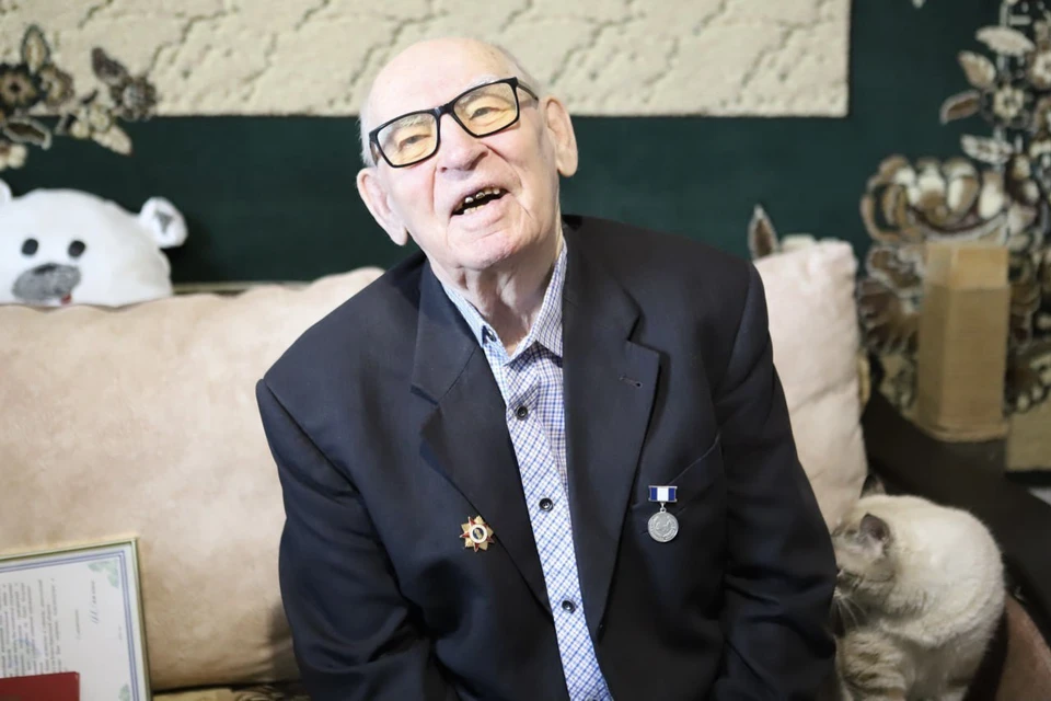 В Иркутске ветеран войны Михаил Мельников отметил 100-летний юбилей.